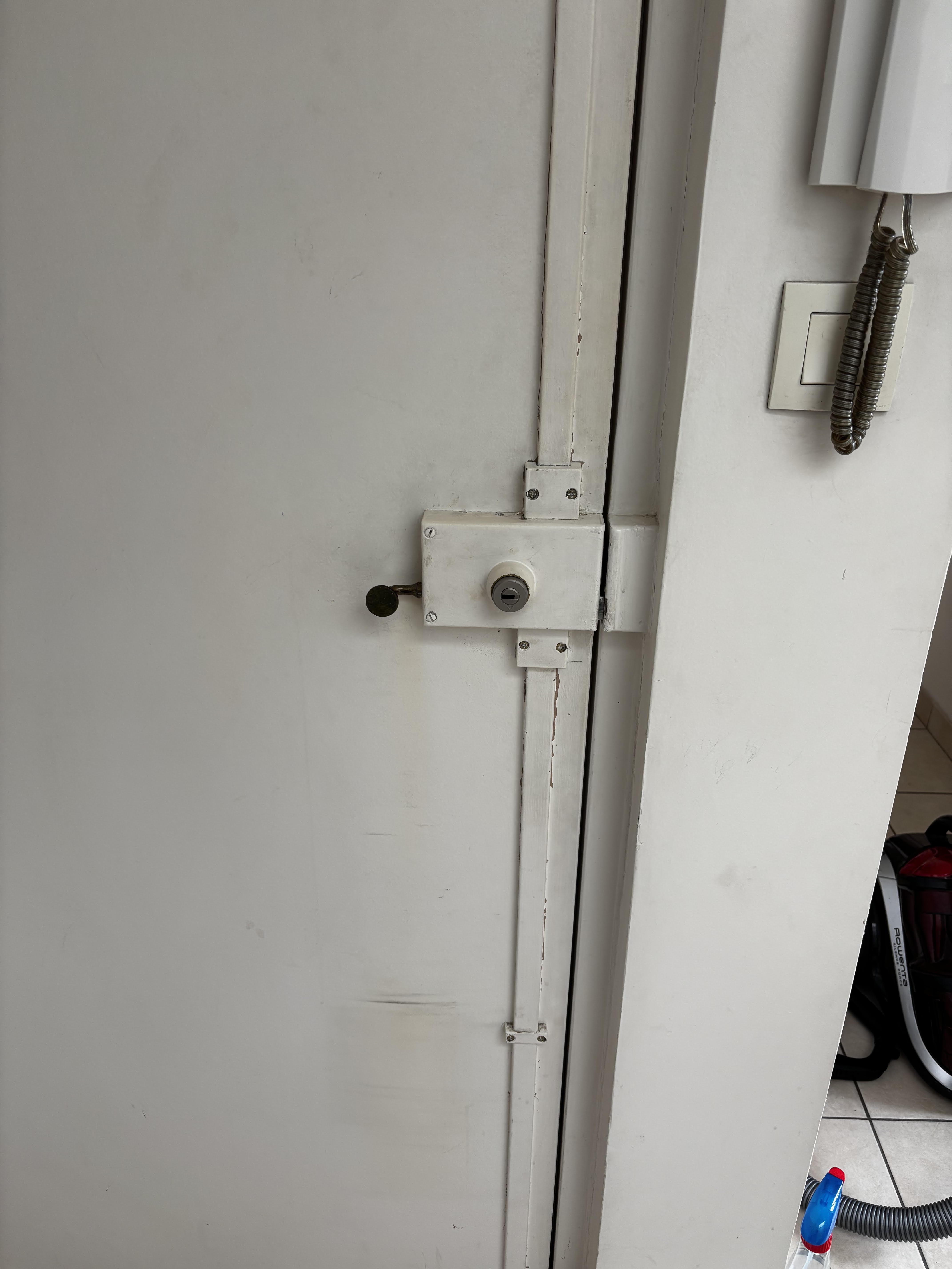 Cache serrure magnétique Paris